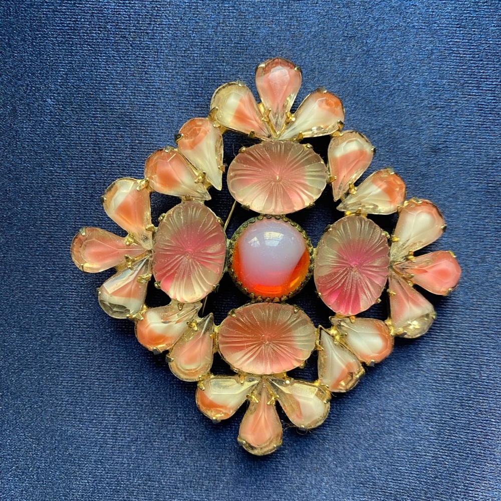 VINTAGE FROSTED  WATERMELON GLASS STONE BROOCH